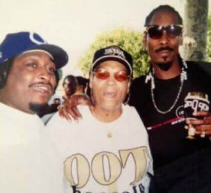 Jerry Wesley Carter with his mother and brother Snoop Dogg.